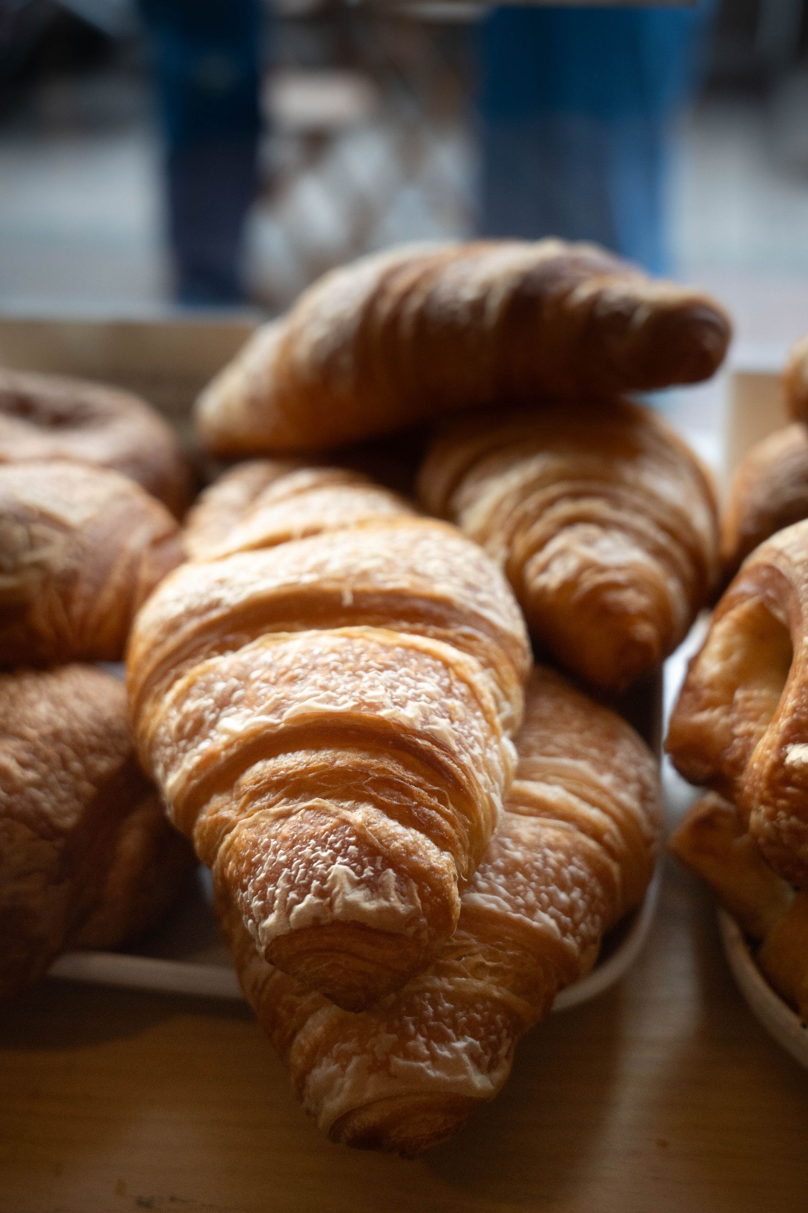 Croissants au beurre empilés