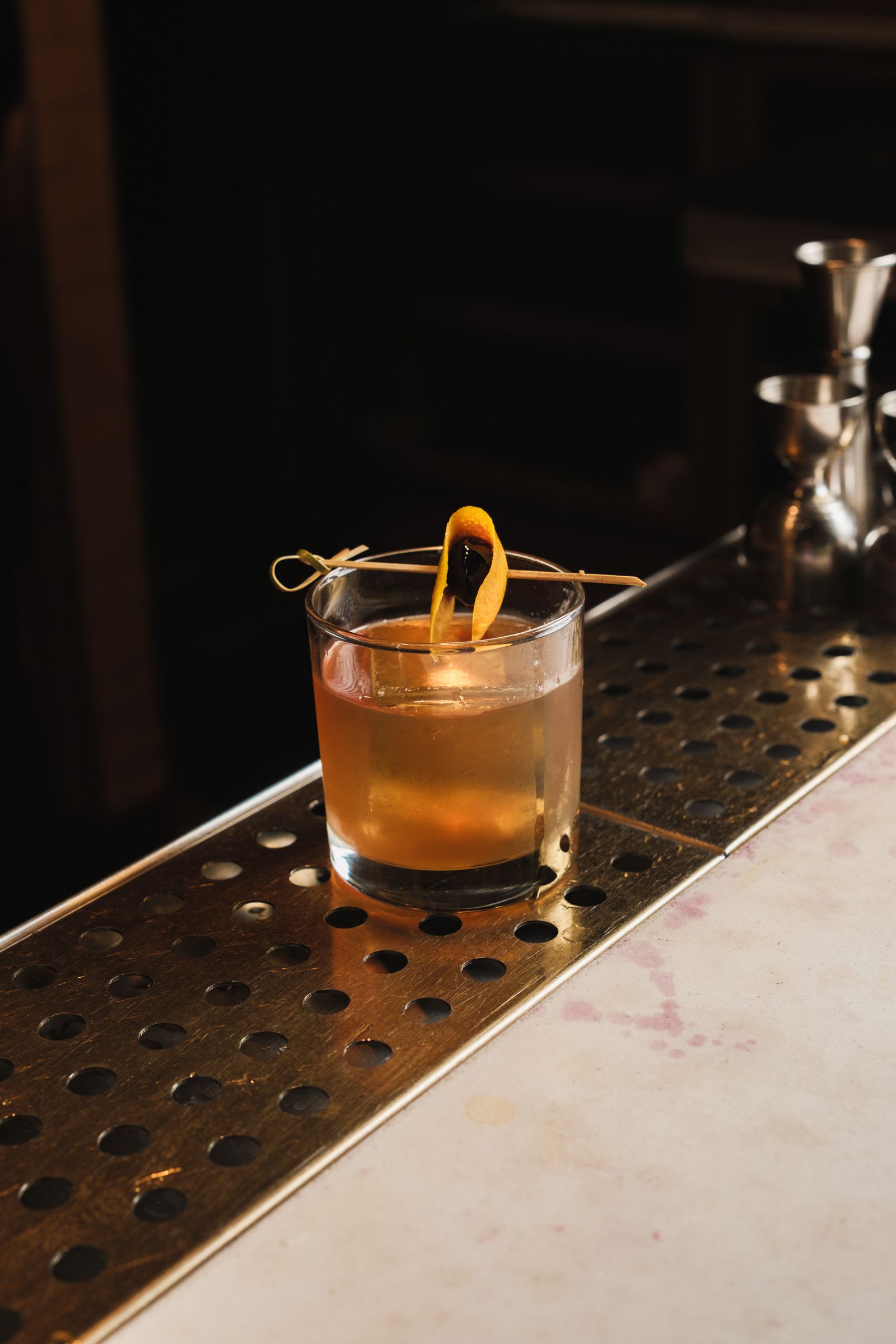 Le Cardinal, cocktail signature à l'armagnac servi sur le comptoir