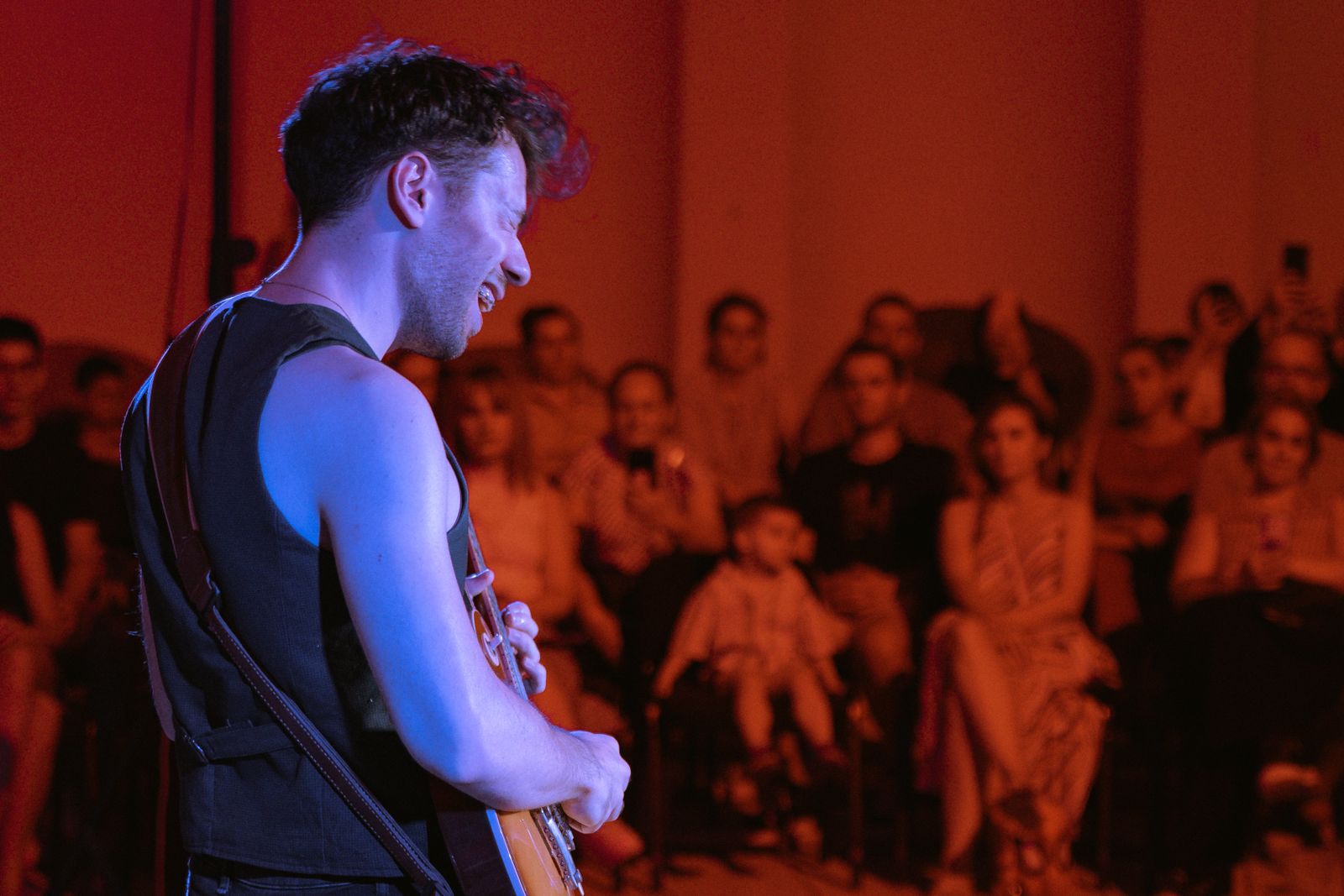 Concert intimiste dans la salle du Cardinal, guitariste face au public