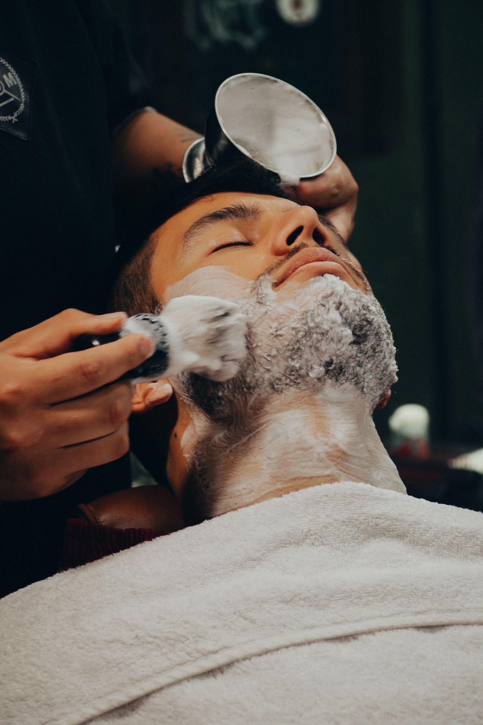 Savon monté au blaireau sur le visage