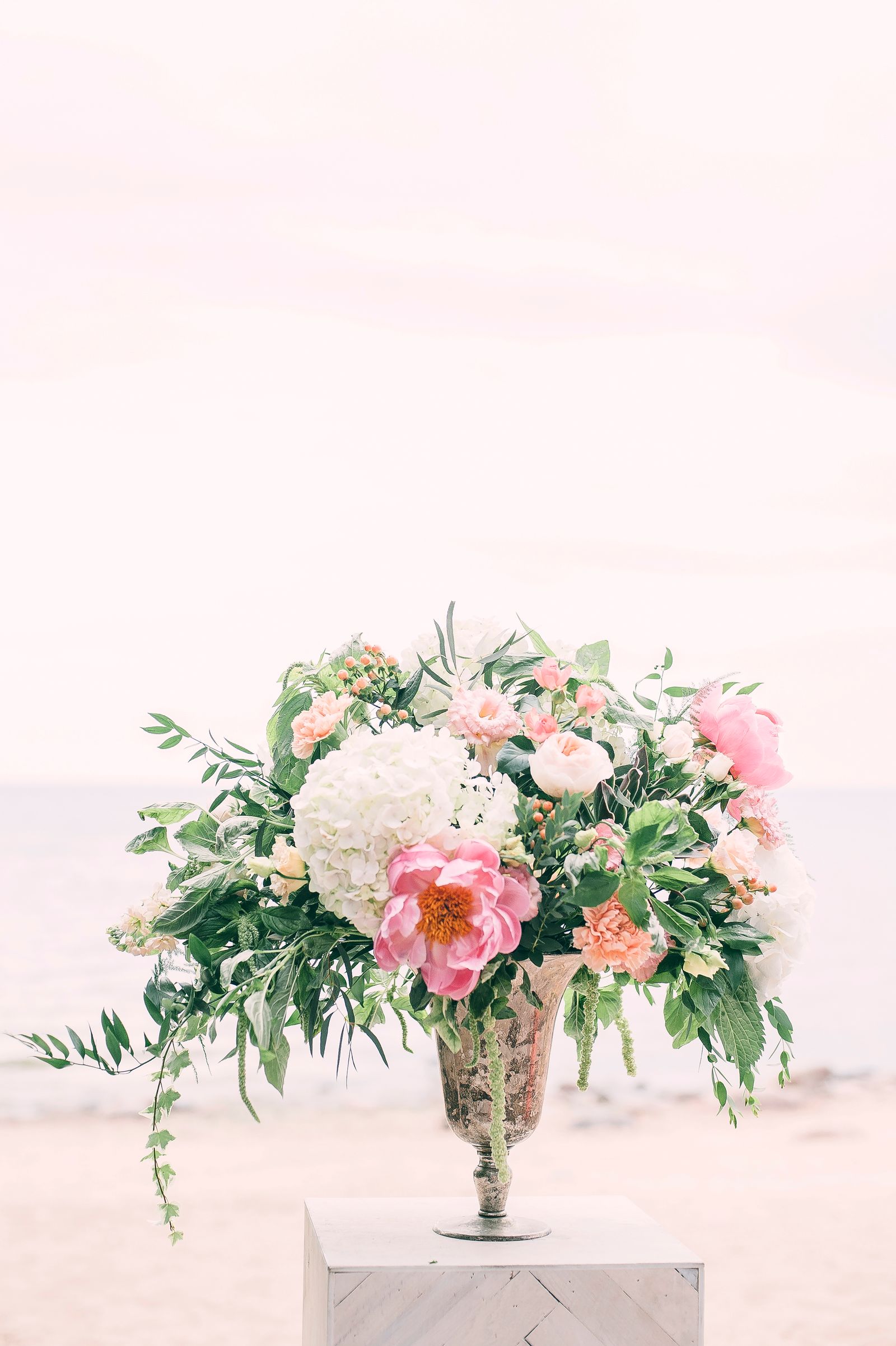 Bouquet pastel dans un vase, lumière douce