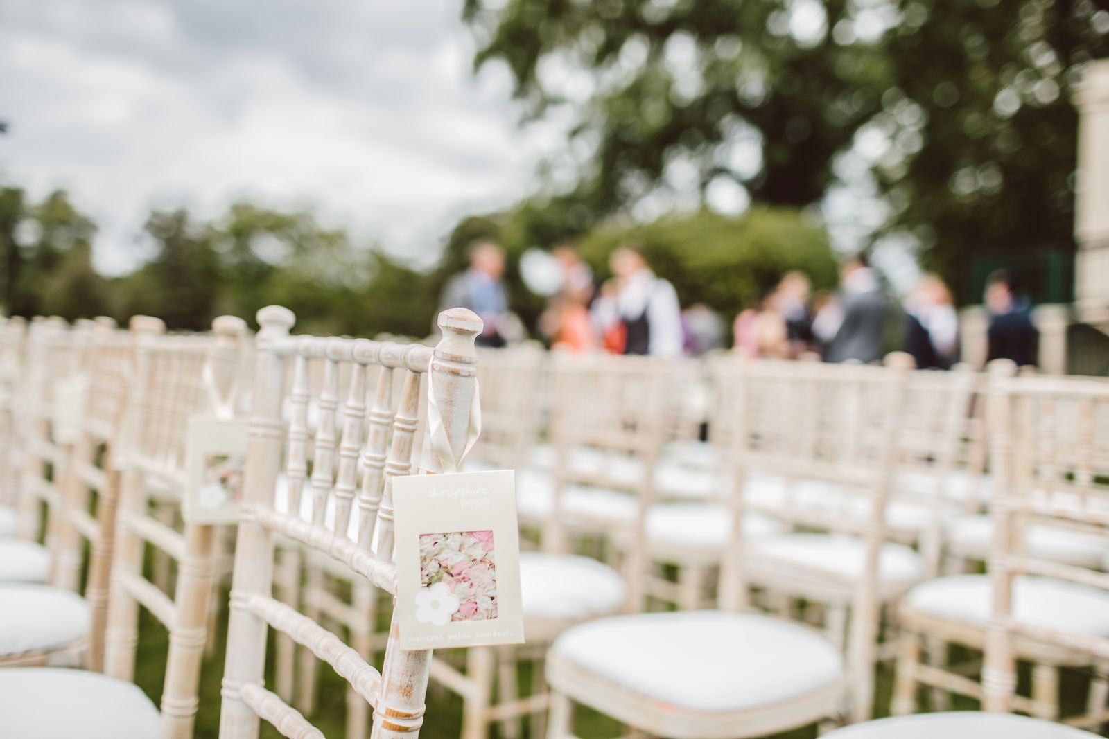 Allée de cérémonie et rangées de chaises blanches