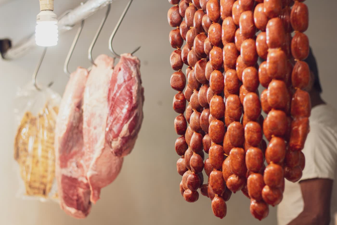 Pièces et saucisses au séchoir de la boucherie
