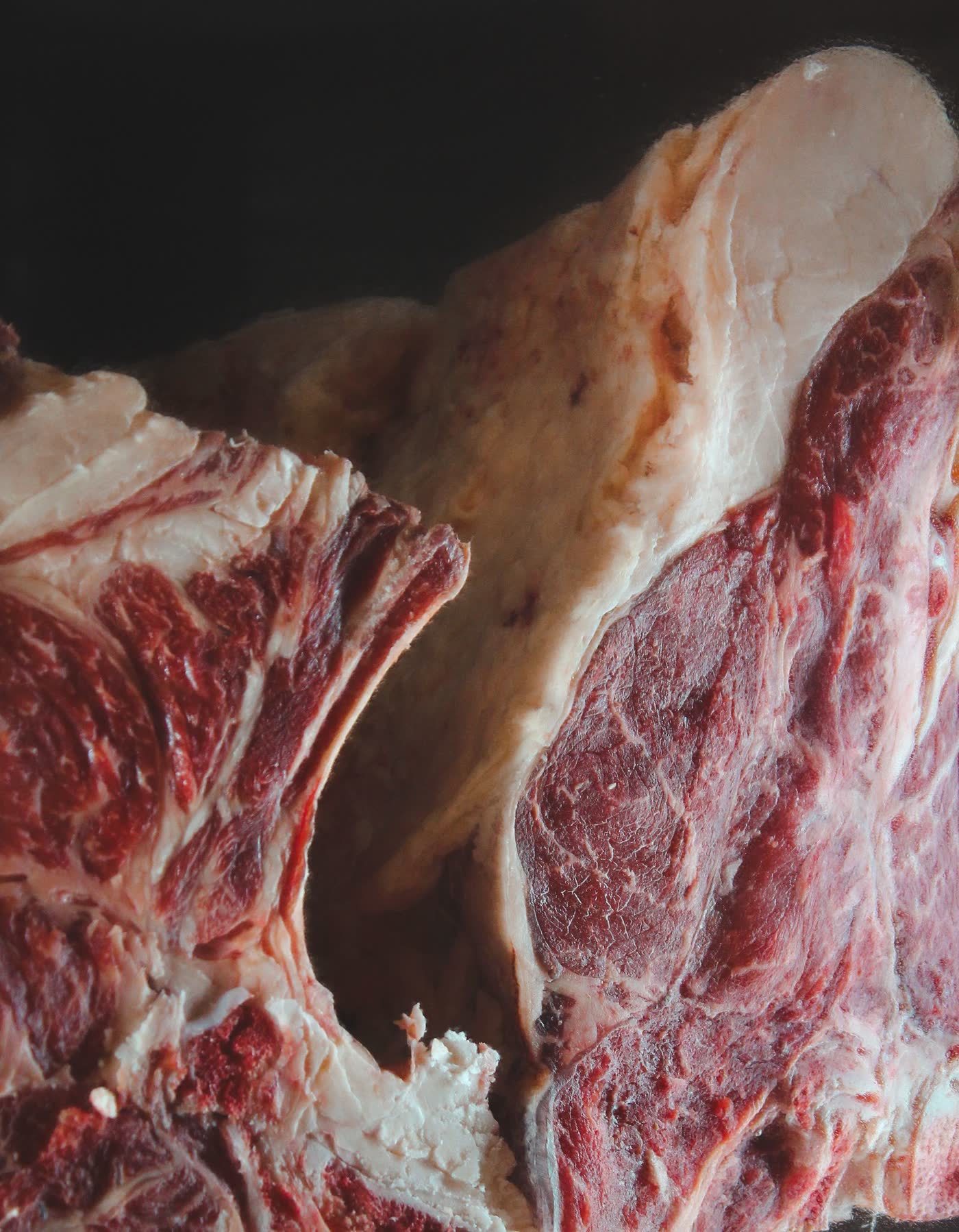 Pièces de bœuf maturées, persillé visible