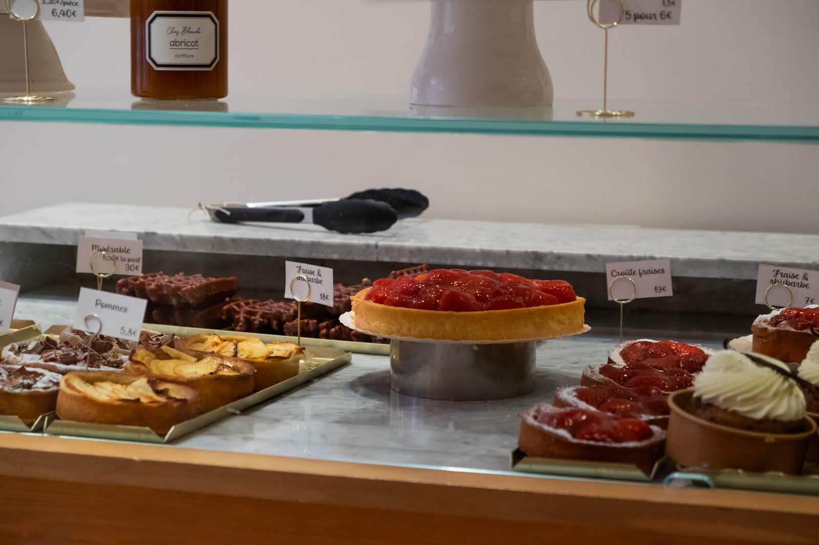 Vitrine de tartes et gâteaux de la maison