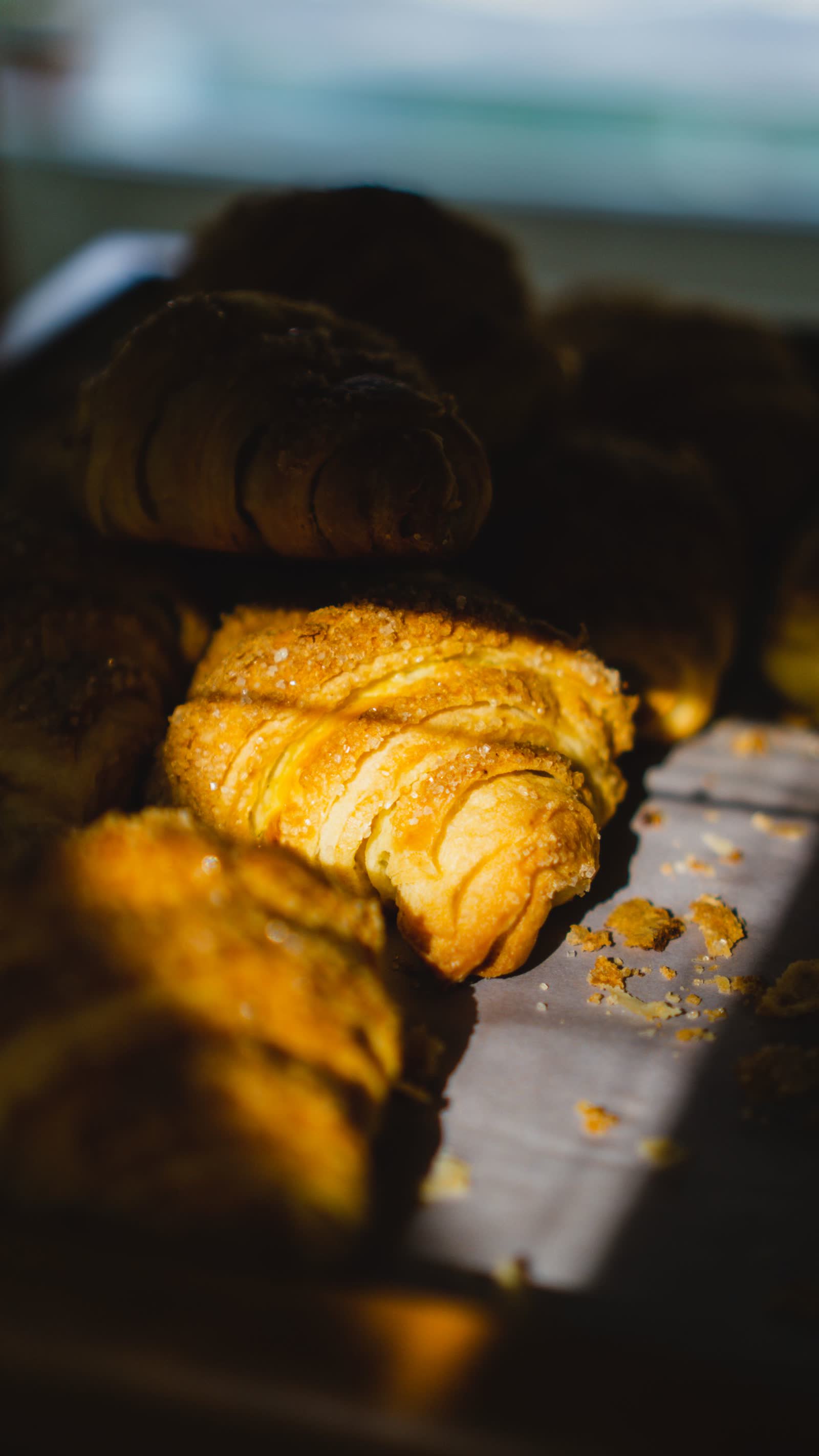 Croissant pur beurre doré, feuilletage en gros plan
