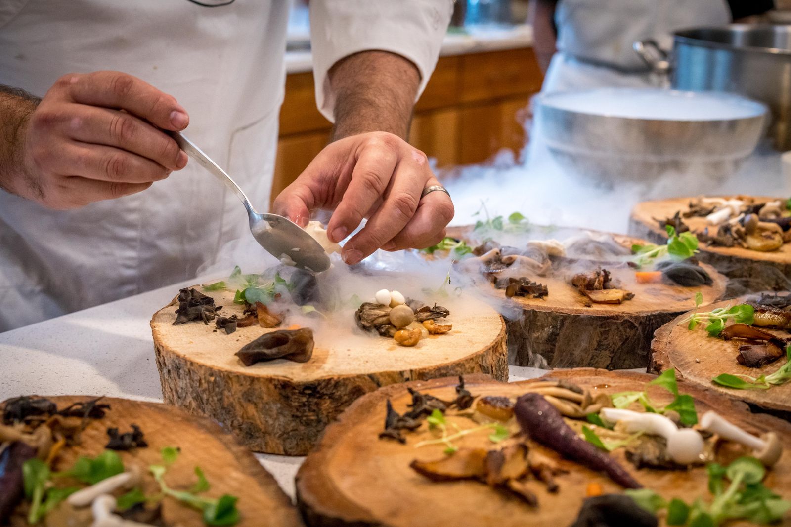 Dressage des assiettes sur billots de bois, dans la fumée