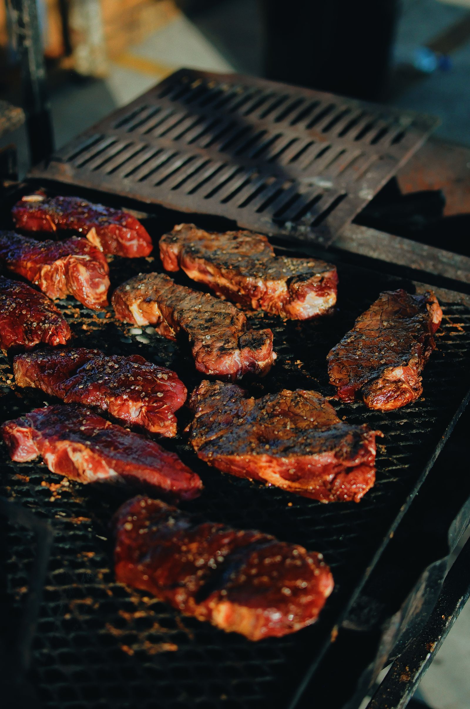 Pièces de bœuf saisies sur la grille, au-dessus de la braise