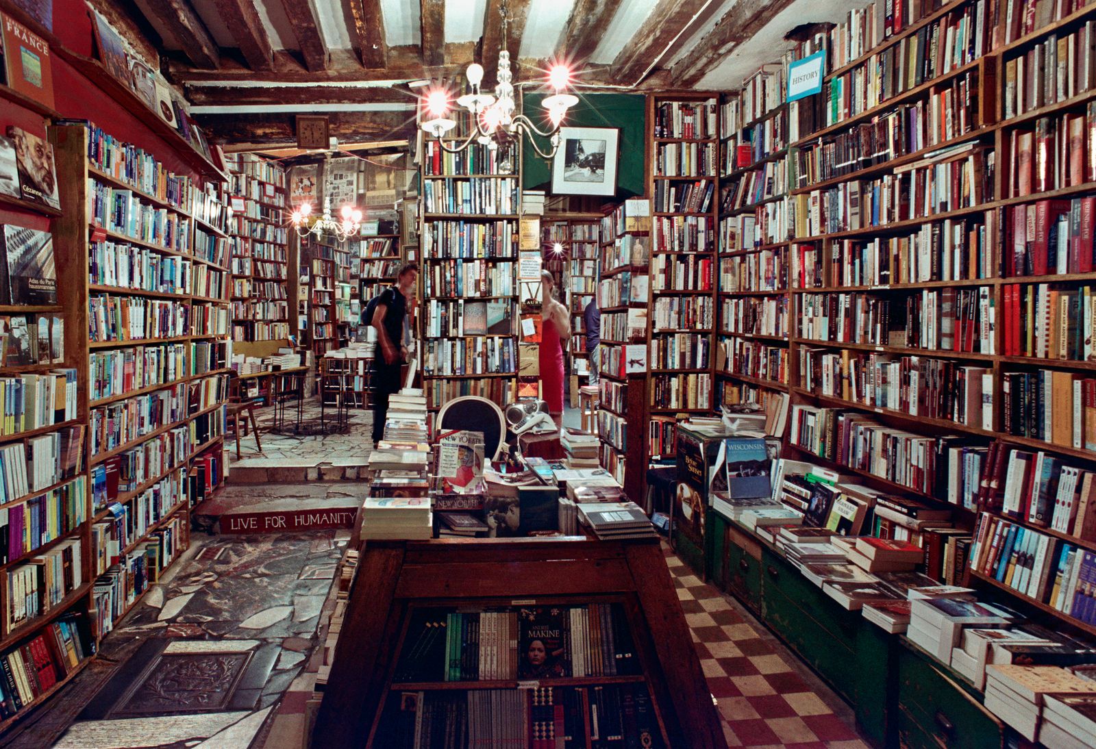 Les rayonnages serrés de la librairie, du sol au plafond