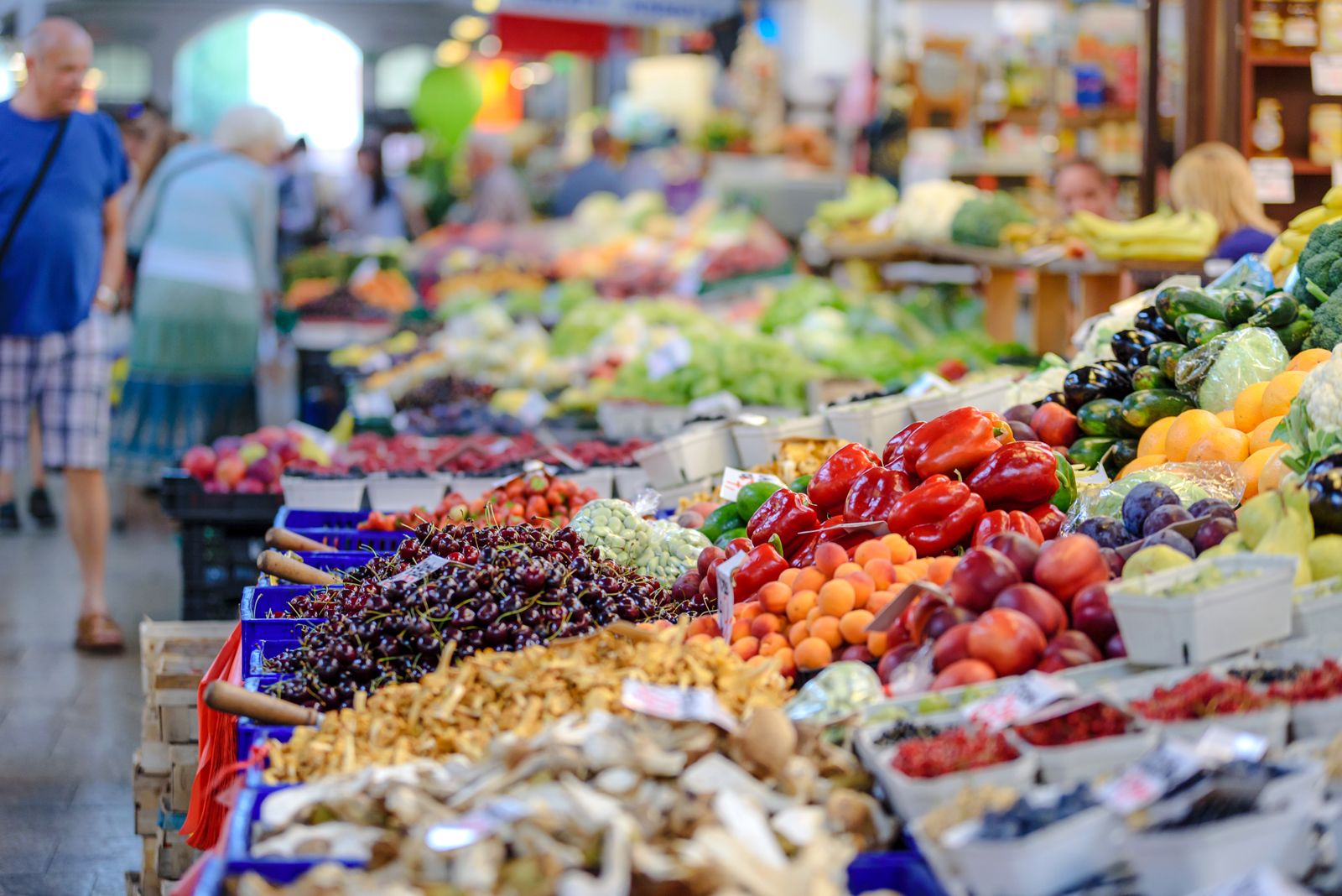 Les cagettes de fruits et légumes colorés de l'étal du primeur