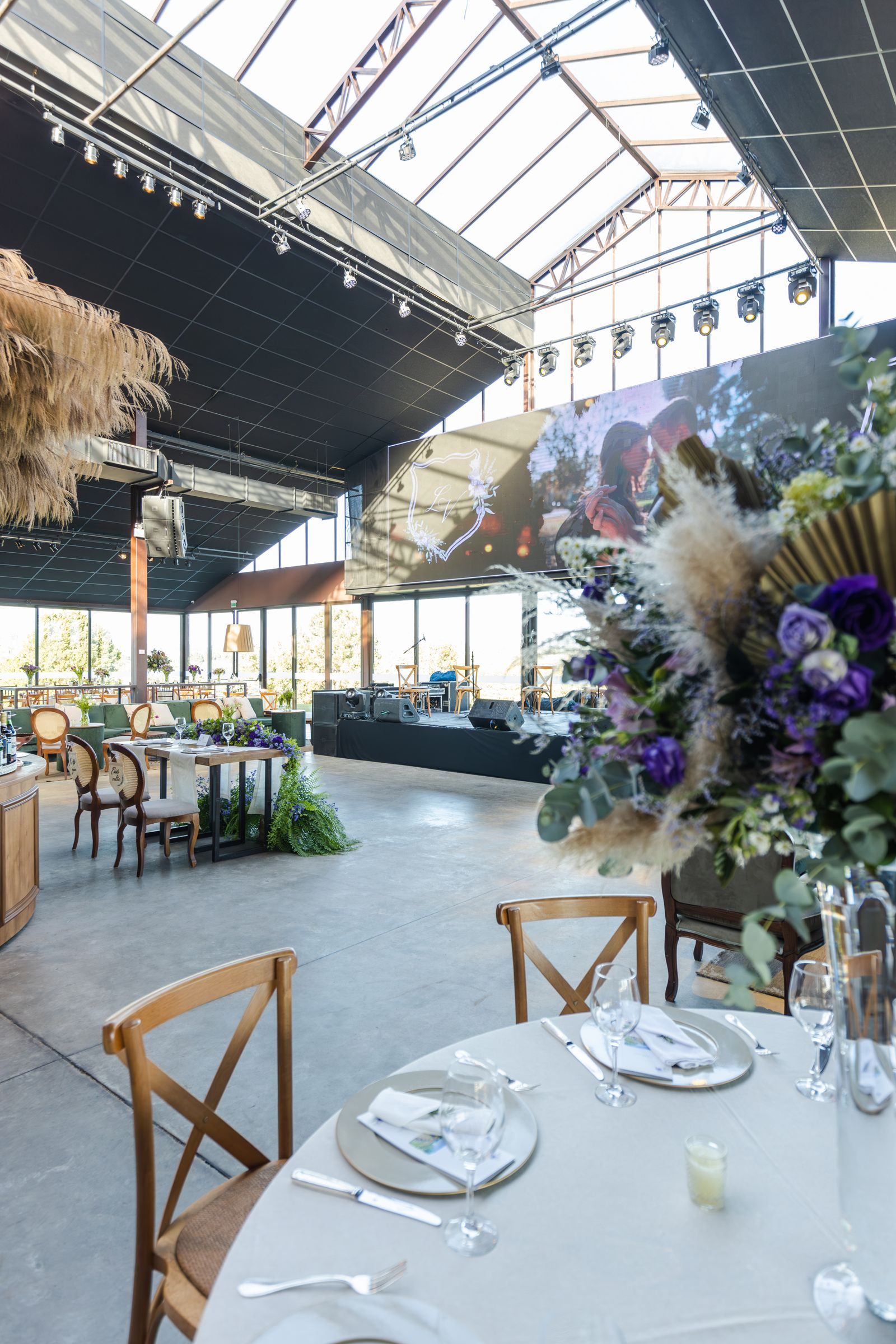 La grande salle des fêtes sous sa verrière, dressée pour une réception
