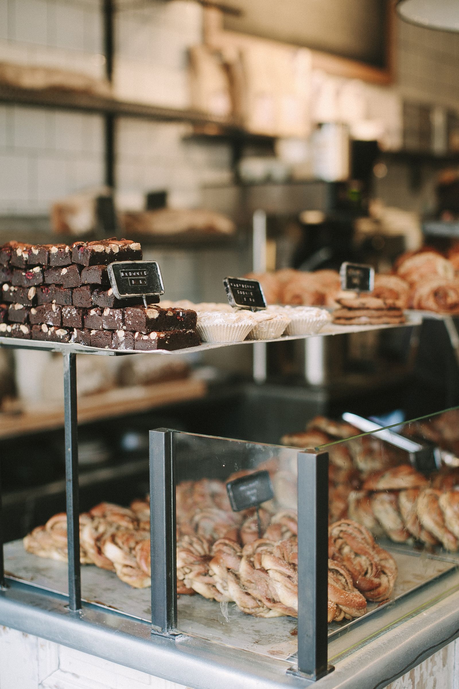 La vitrine du salon de thé et ses pâtisseries du jour