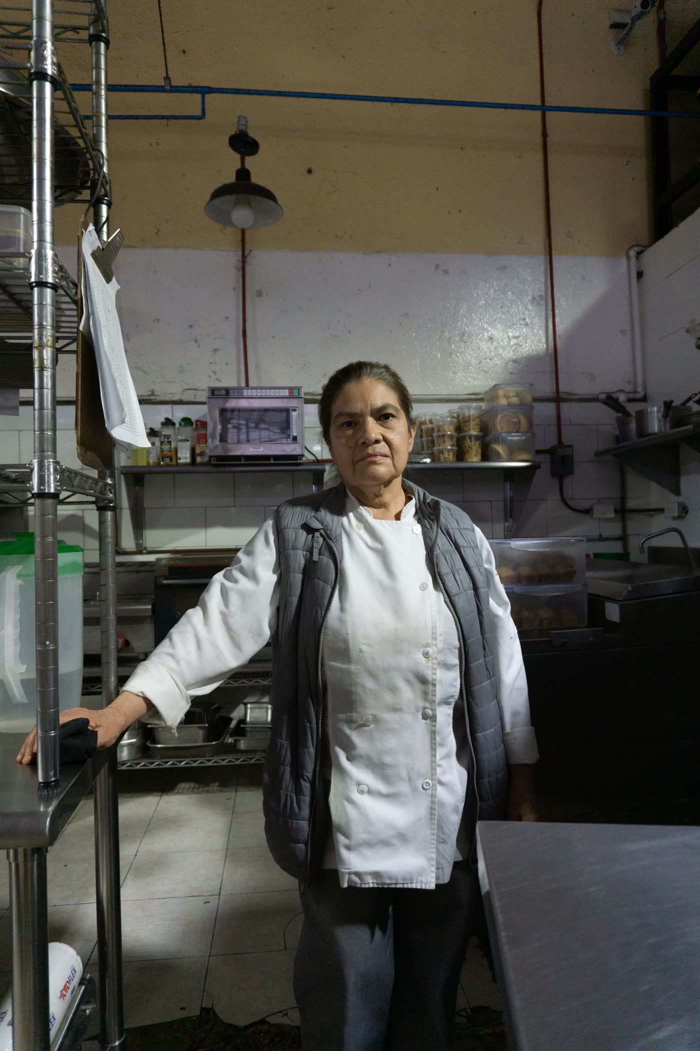 La cheffe au travail en cuisine
