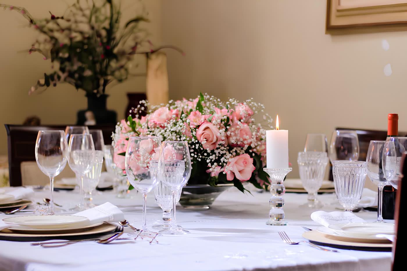 Table élégante dressée pour un dîner