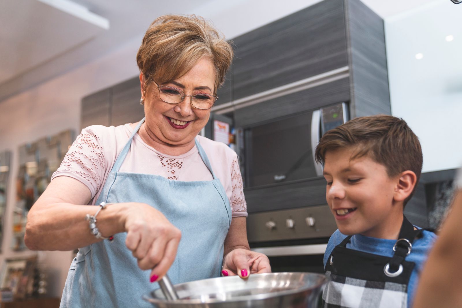 La nonna et son petit-fils préparent la pâte ensemble