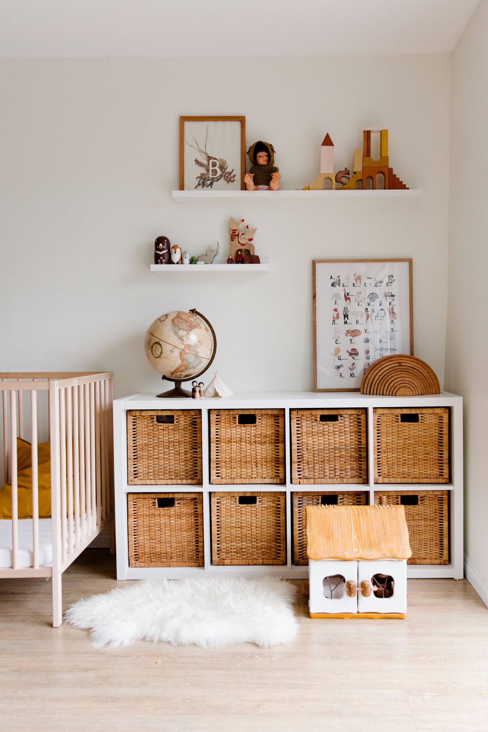 Chambre d'enfant claire avec étagère et paniers en osier