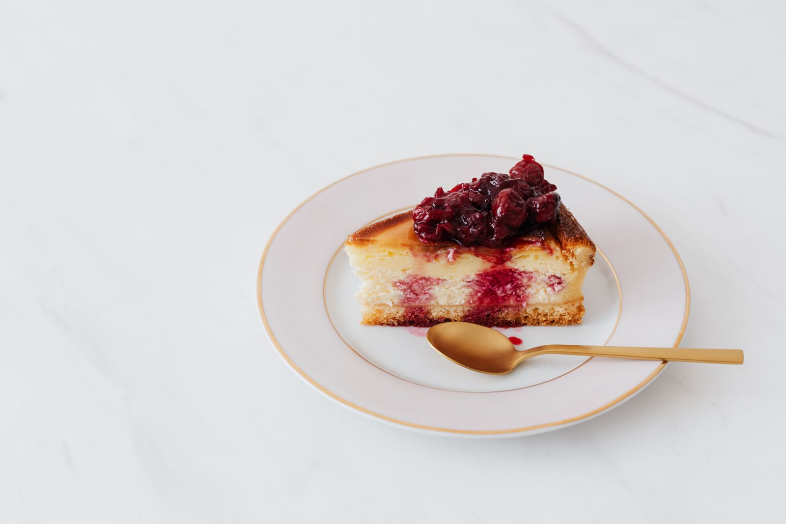 Part de gâteau aux fruits sur assiette blanche