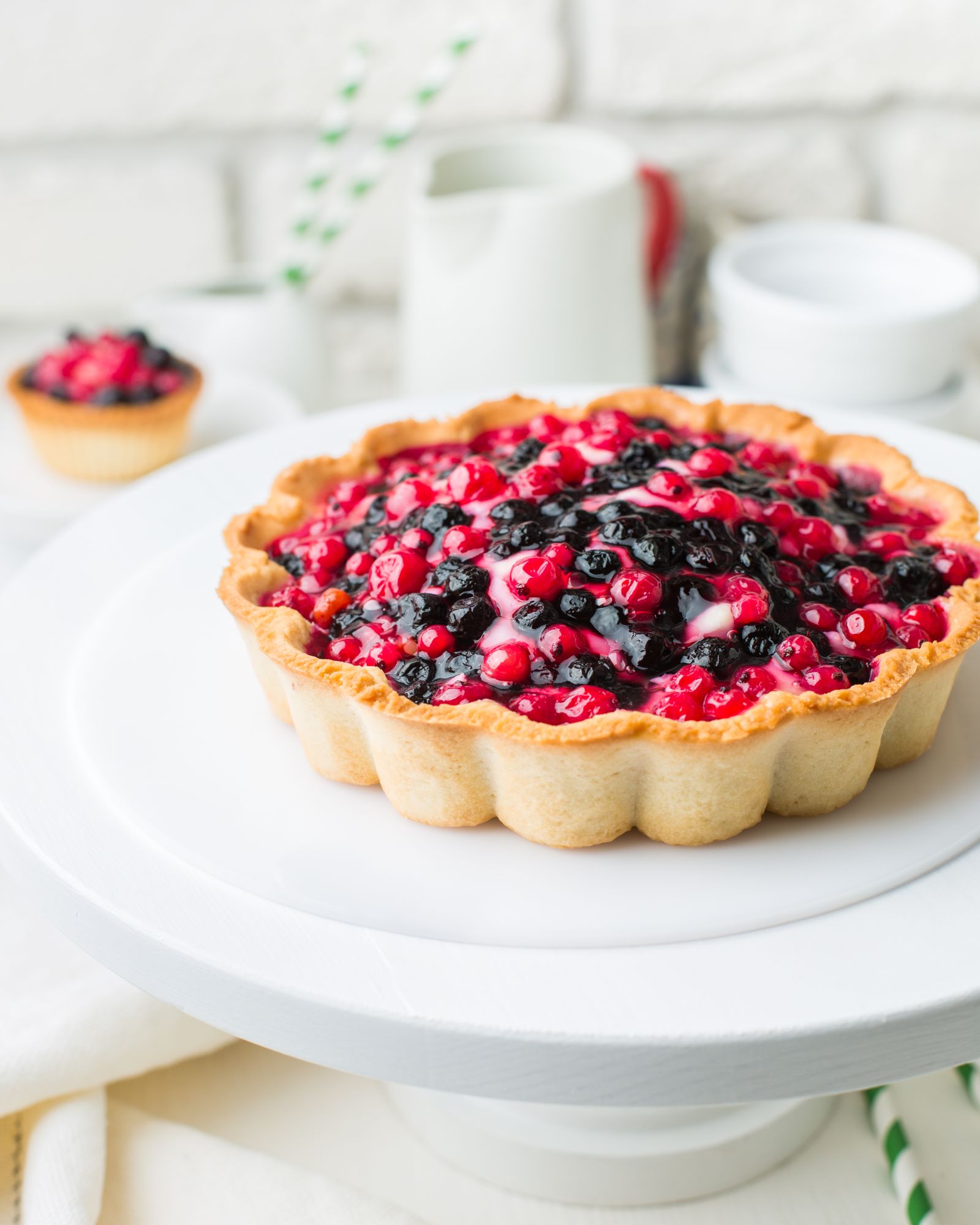 Tarte aux fruits rouges sur assiette blanche