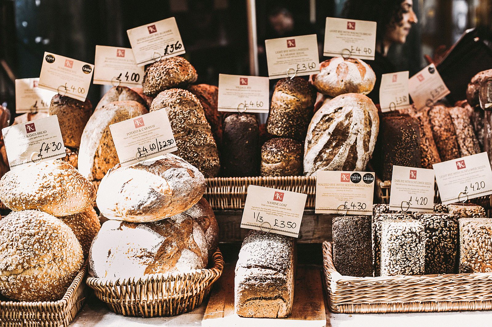 Les pains du jour posés au comptoir avec leurs étiquettes
