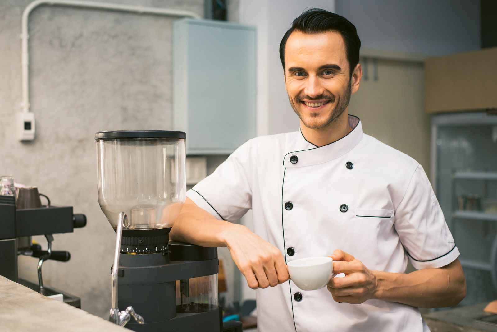 Le chef de la maison, sourire aux lèvres