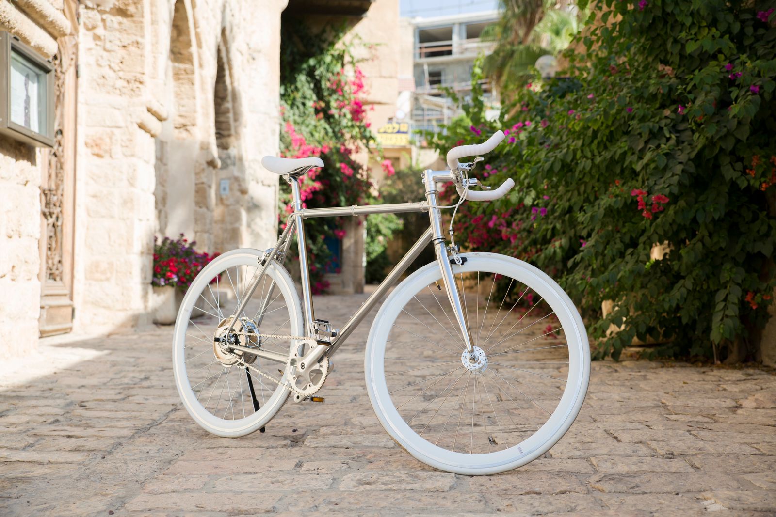 Ruelle de pierre ensoleillée de la bastide