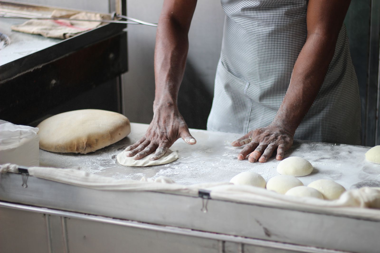 Les mains dans la farine au fournil