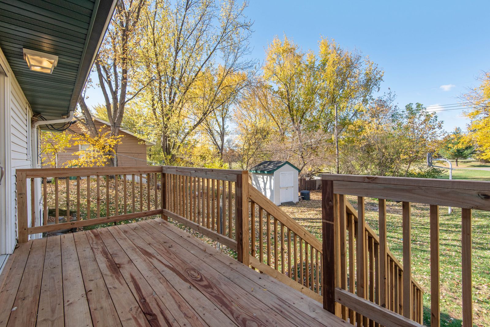 Terrasse en bois donnant sur le jardin