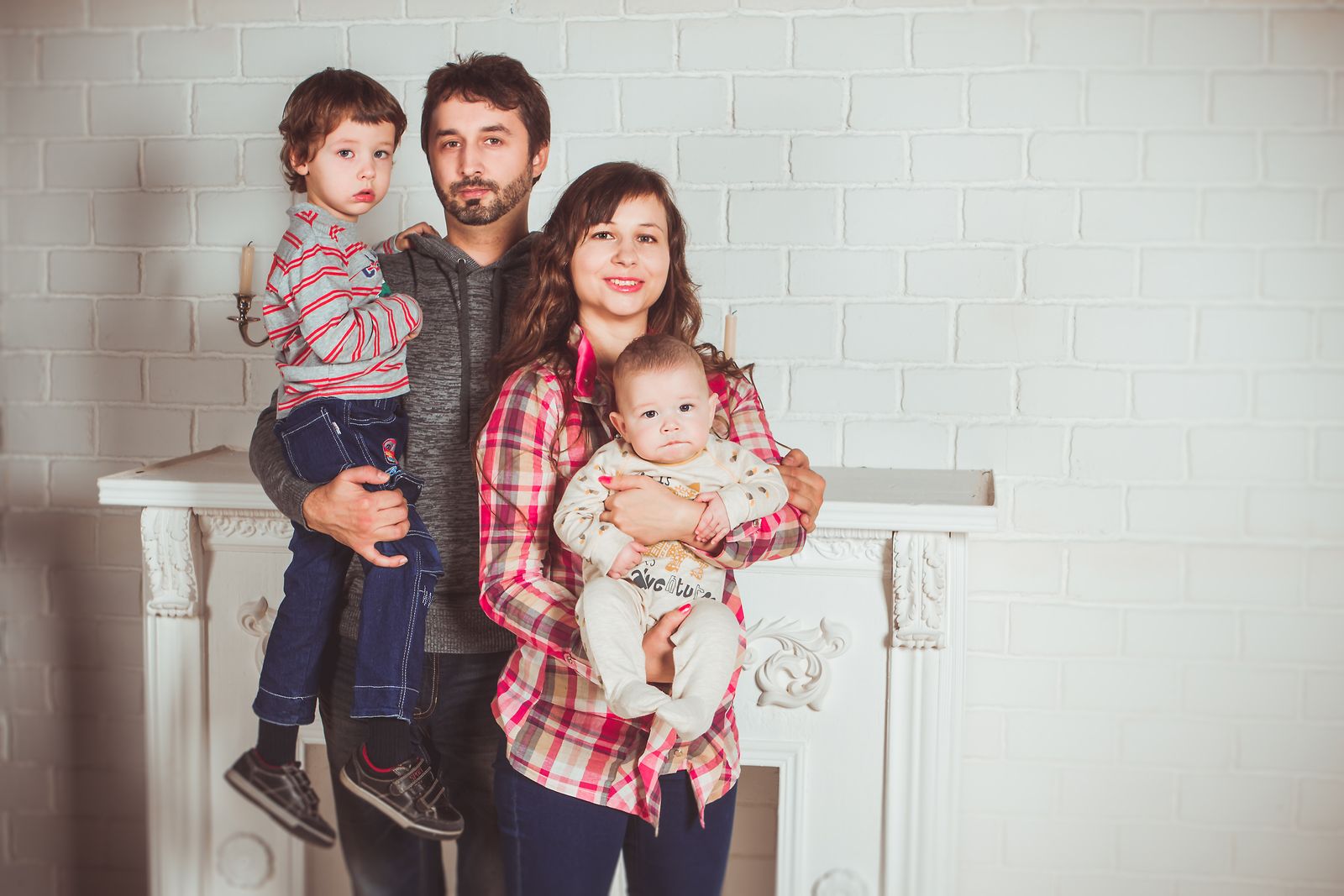 Famille réunie devant la cheminée à la maison