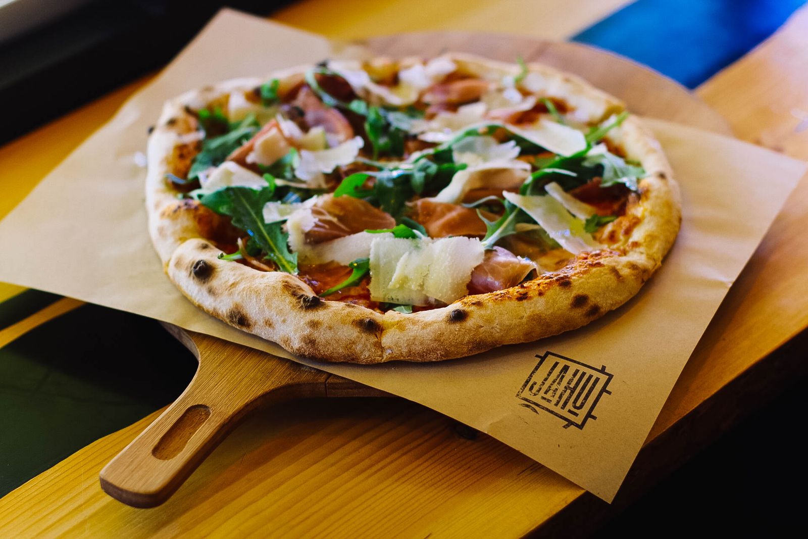 La Burrata, roquette, jambon italien et copeaux de parmesan
