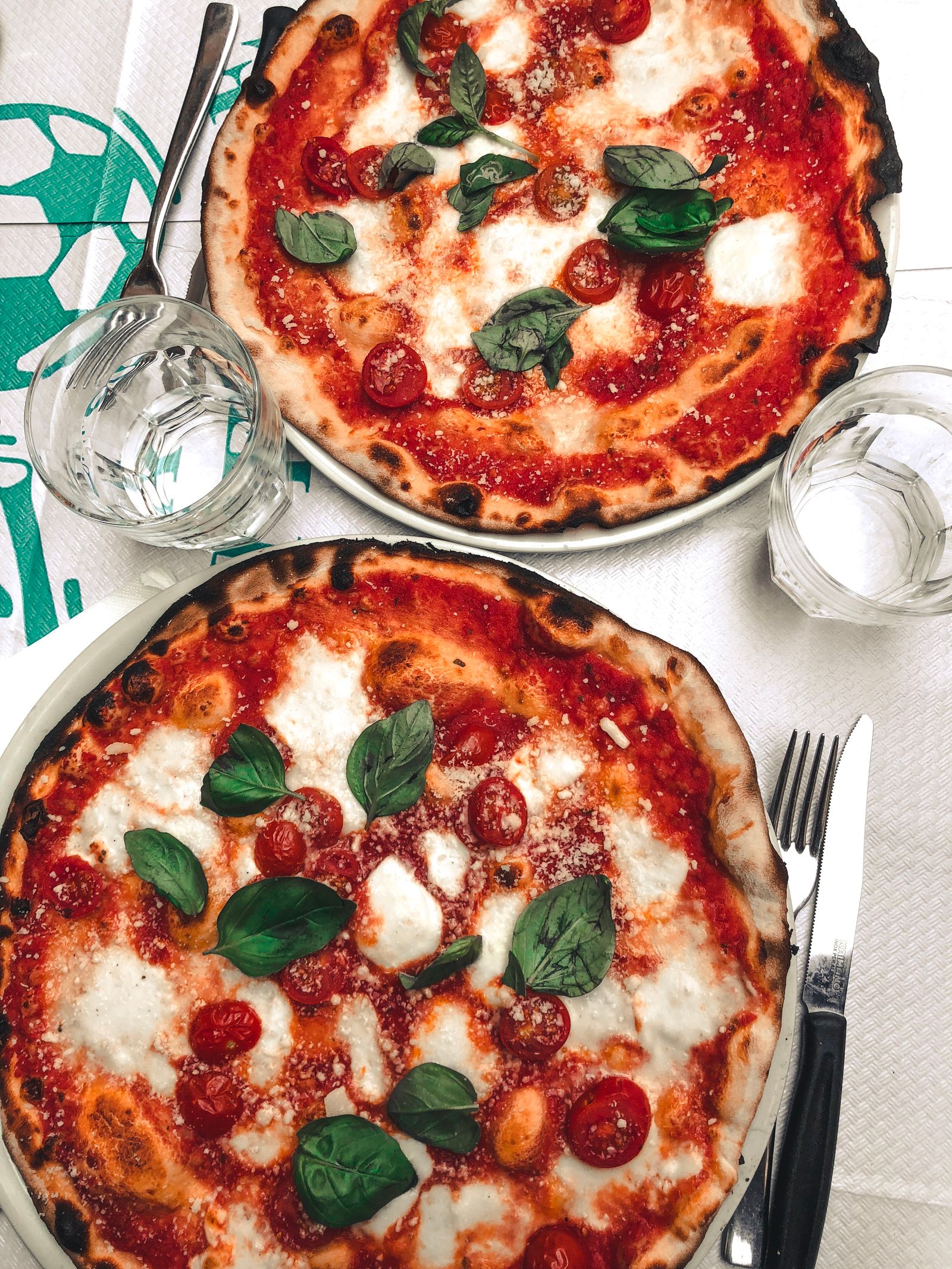 Pizza Margherita, mozzarella et basilic frais