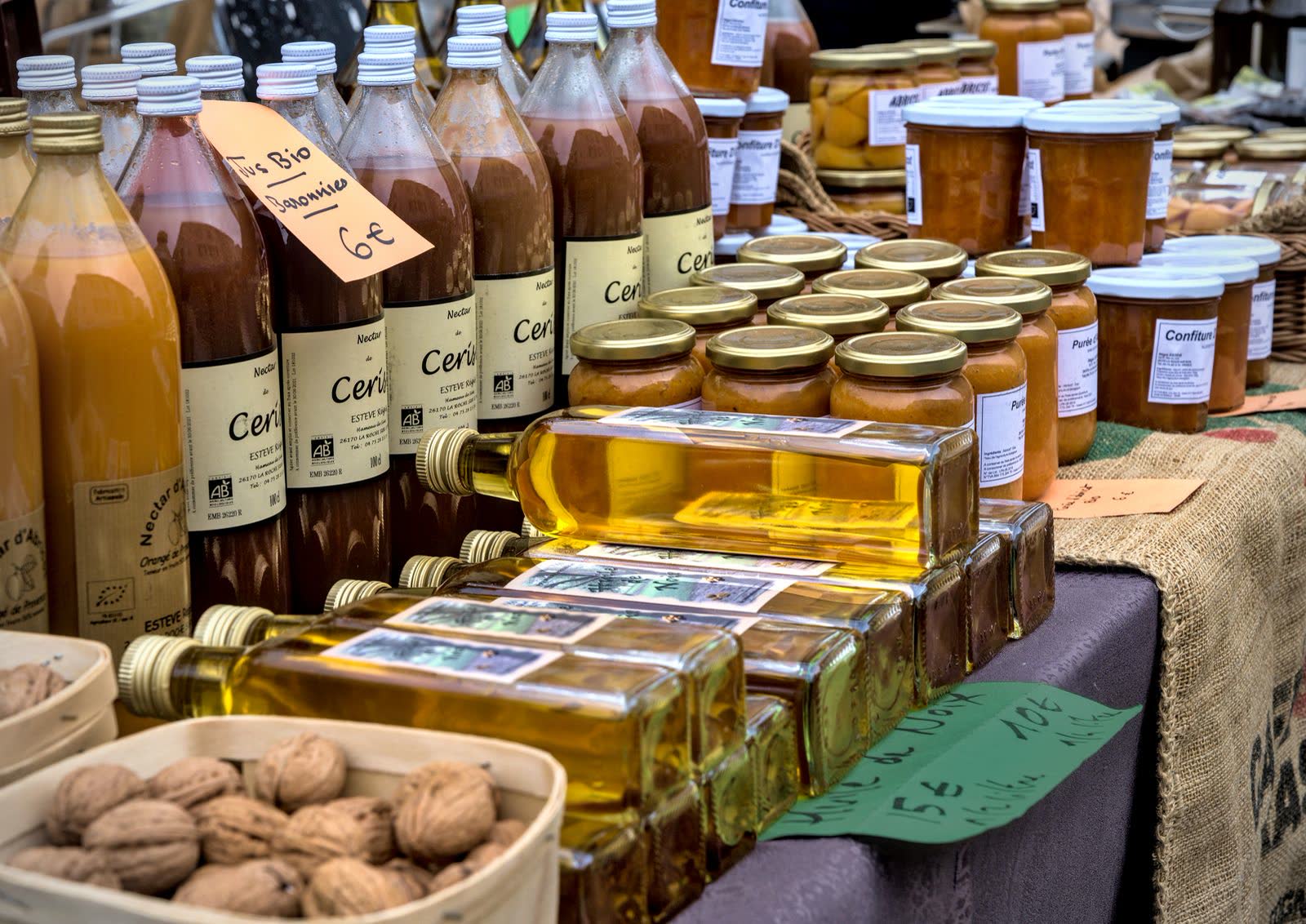 Bocaux, jus et conserves de la ferme sur l'étal