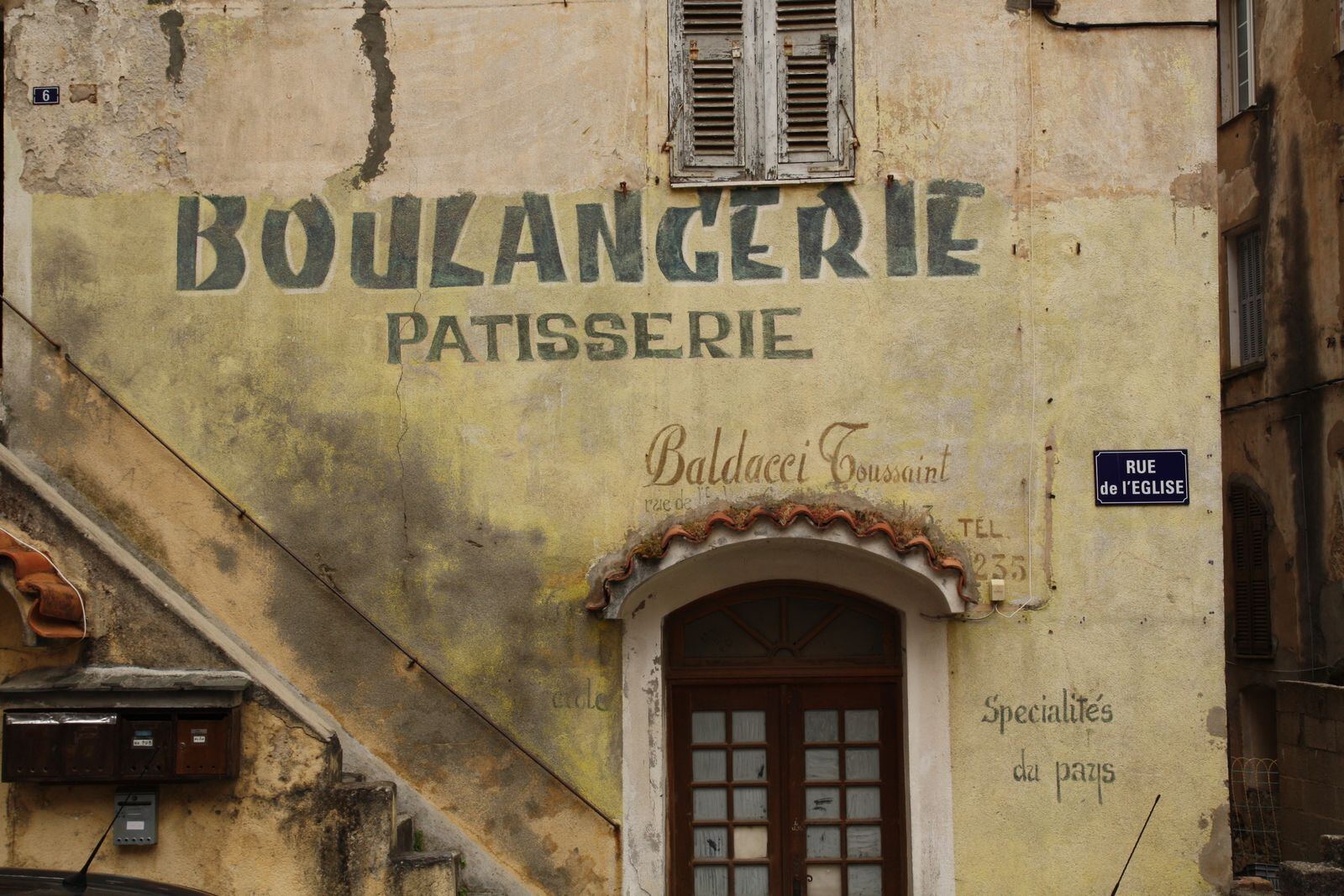La façade de la boulangerie du village