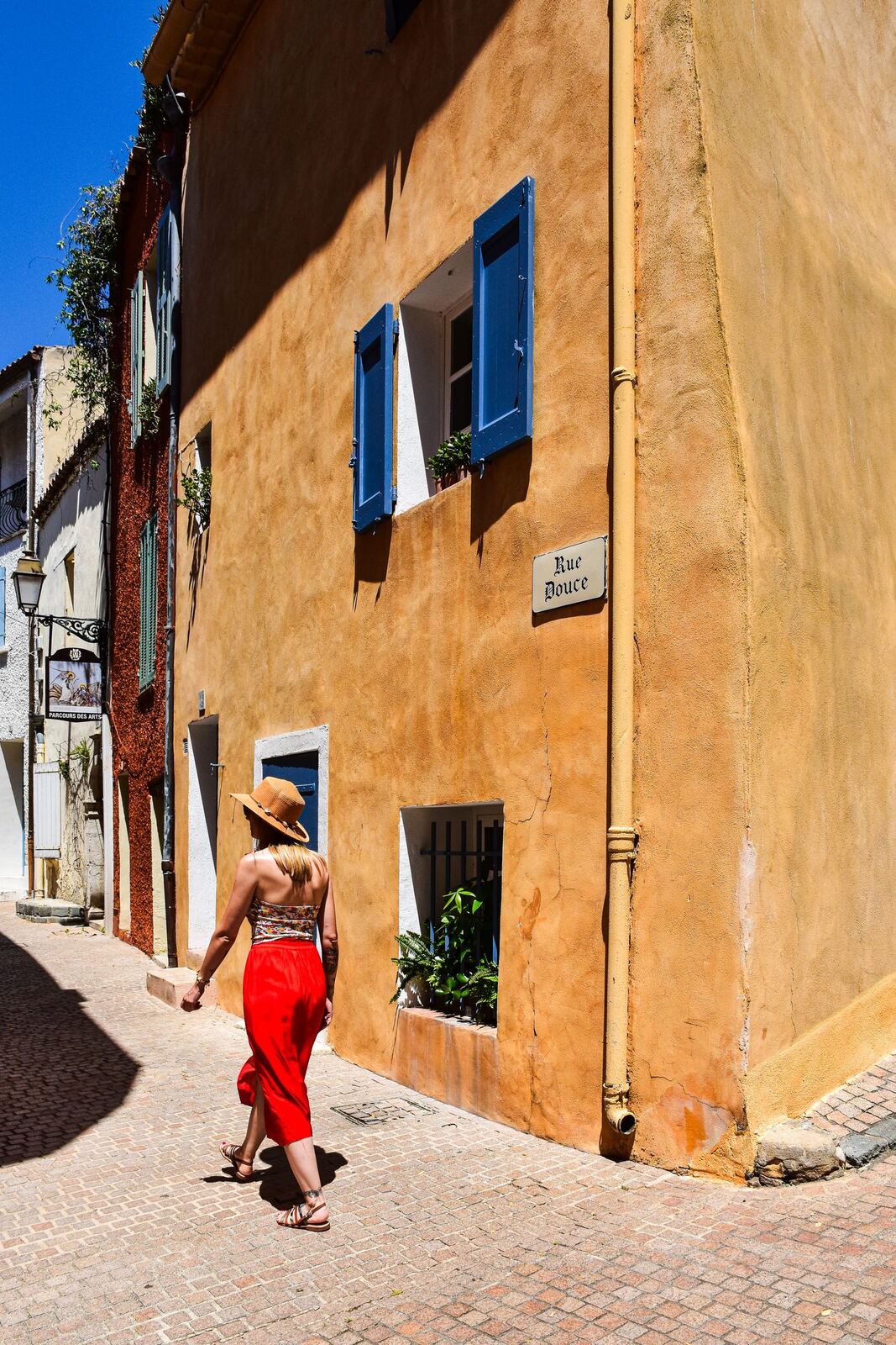 Démonstration : le village fictif de Puyravel, ruelle ensoleillée