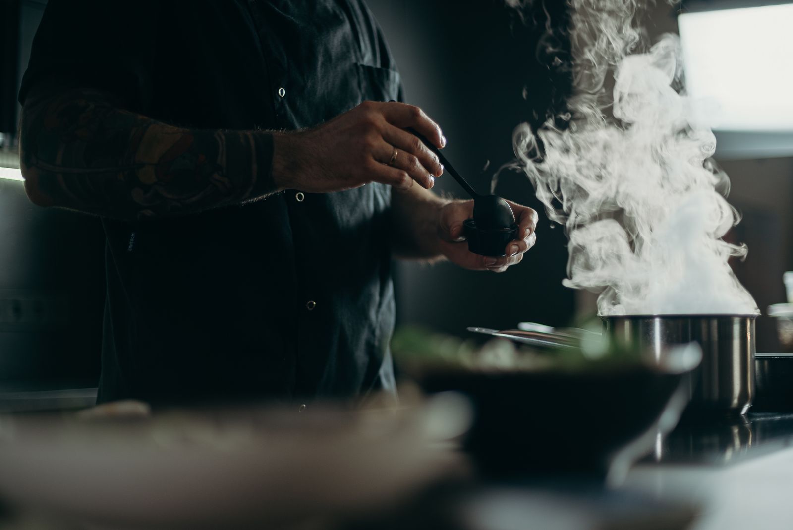 La cuisine dans la fumée du soir