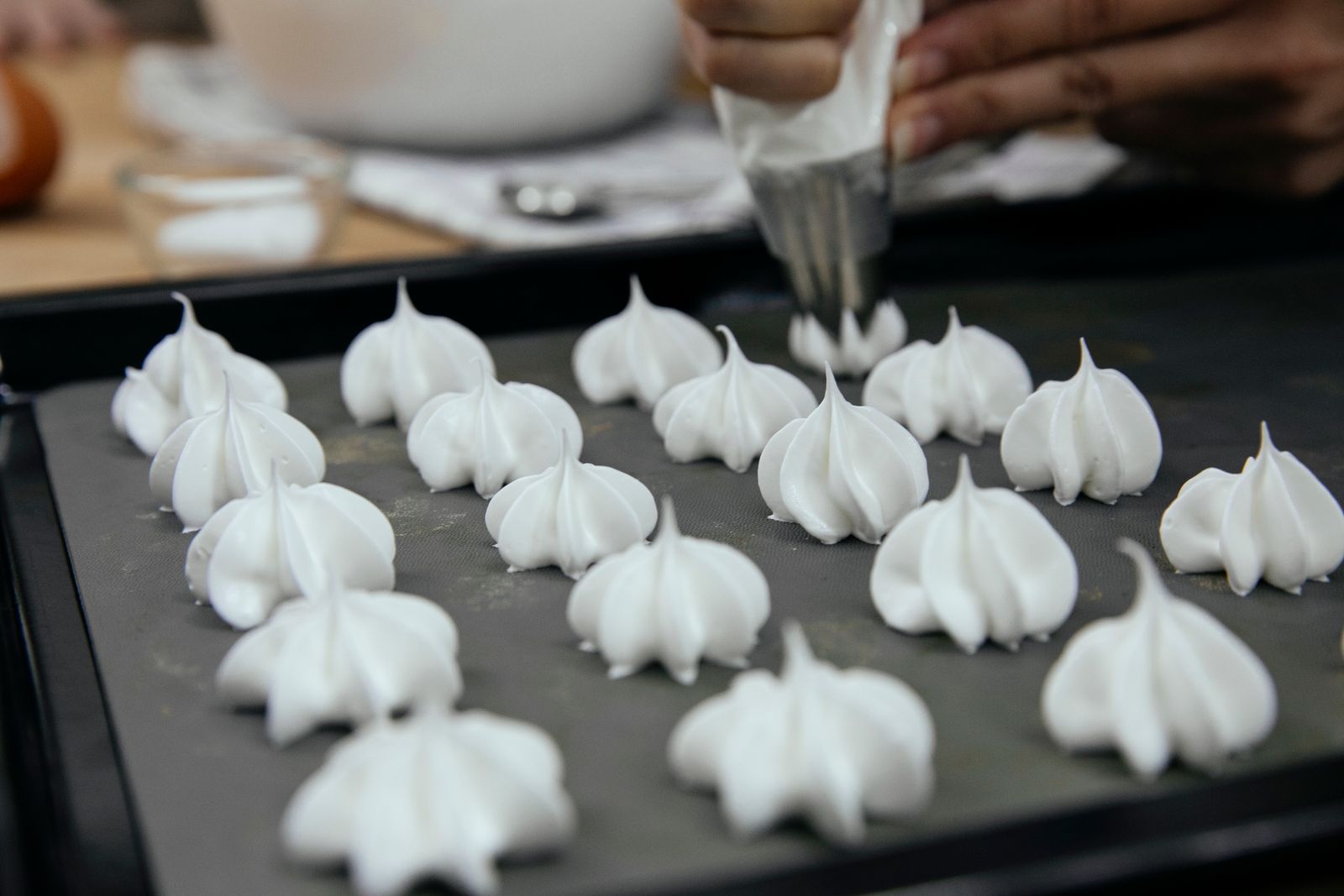 Meringues pochées sur plaque noire