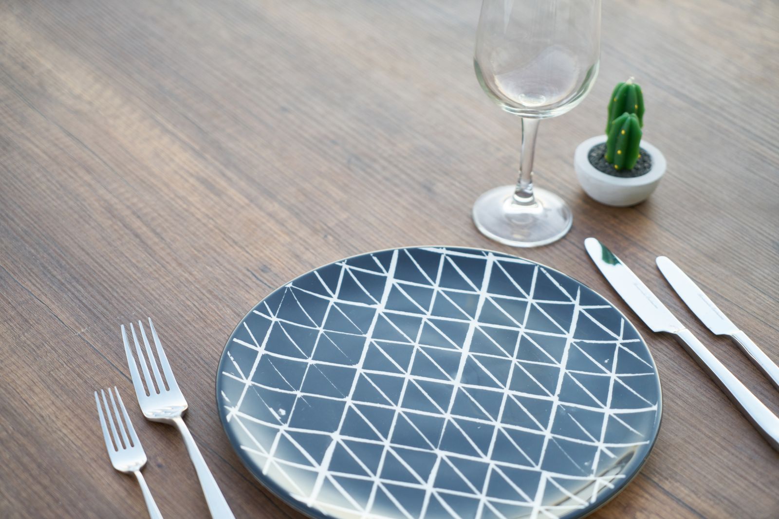 Détail d'une table dressée, assiette graphique et couverts