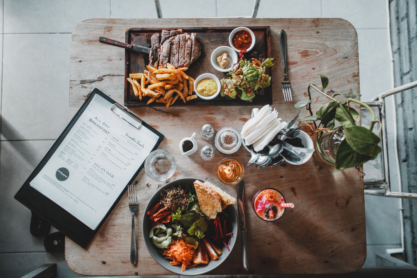 Plats du jour prêts à emporter sur la table de préparation
