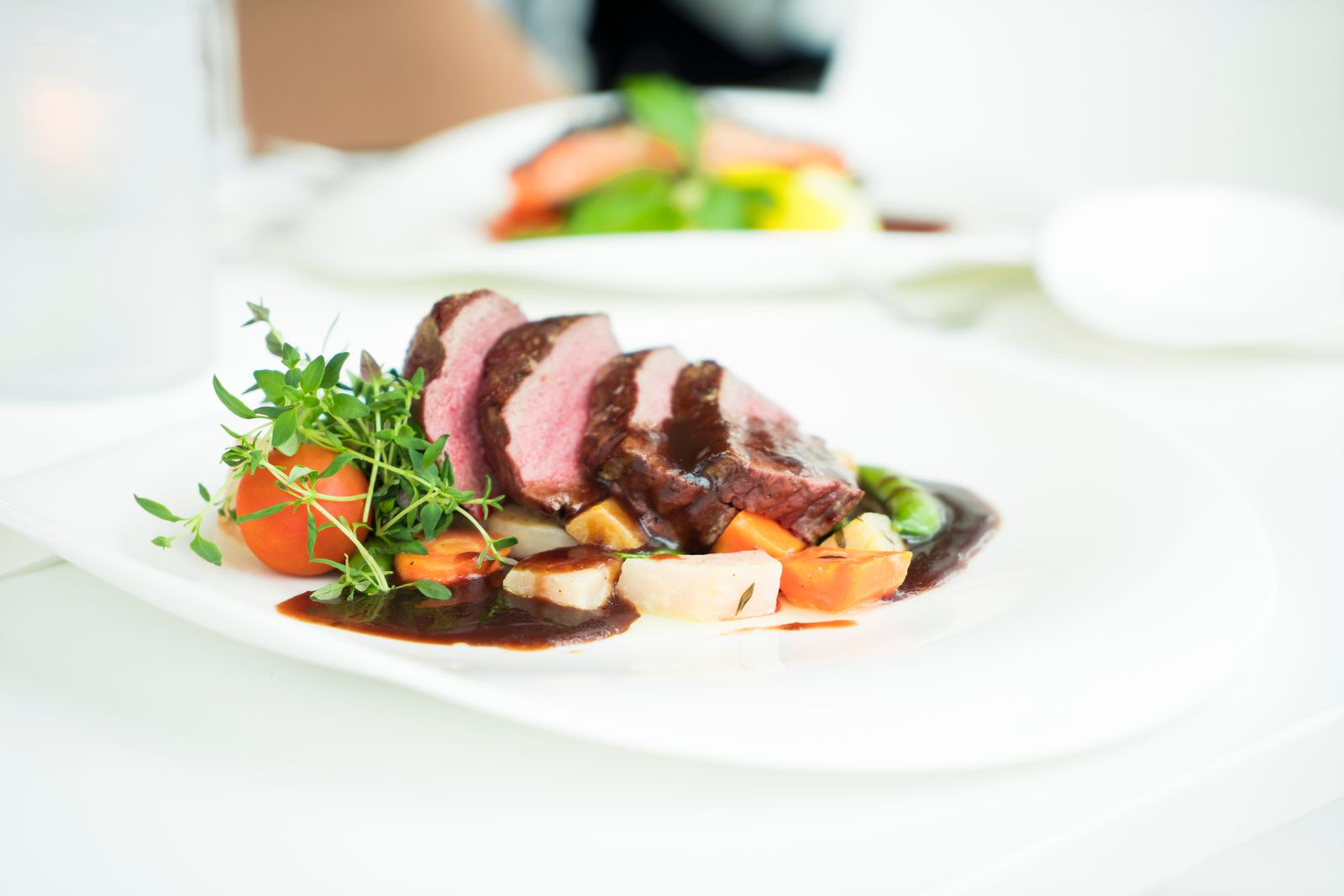 Une assiette du menu du soir, dressée à la minute