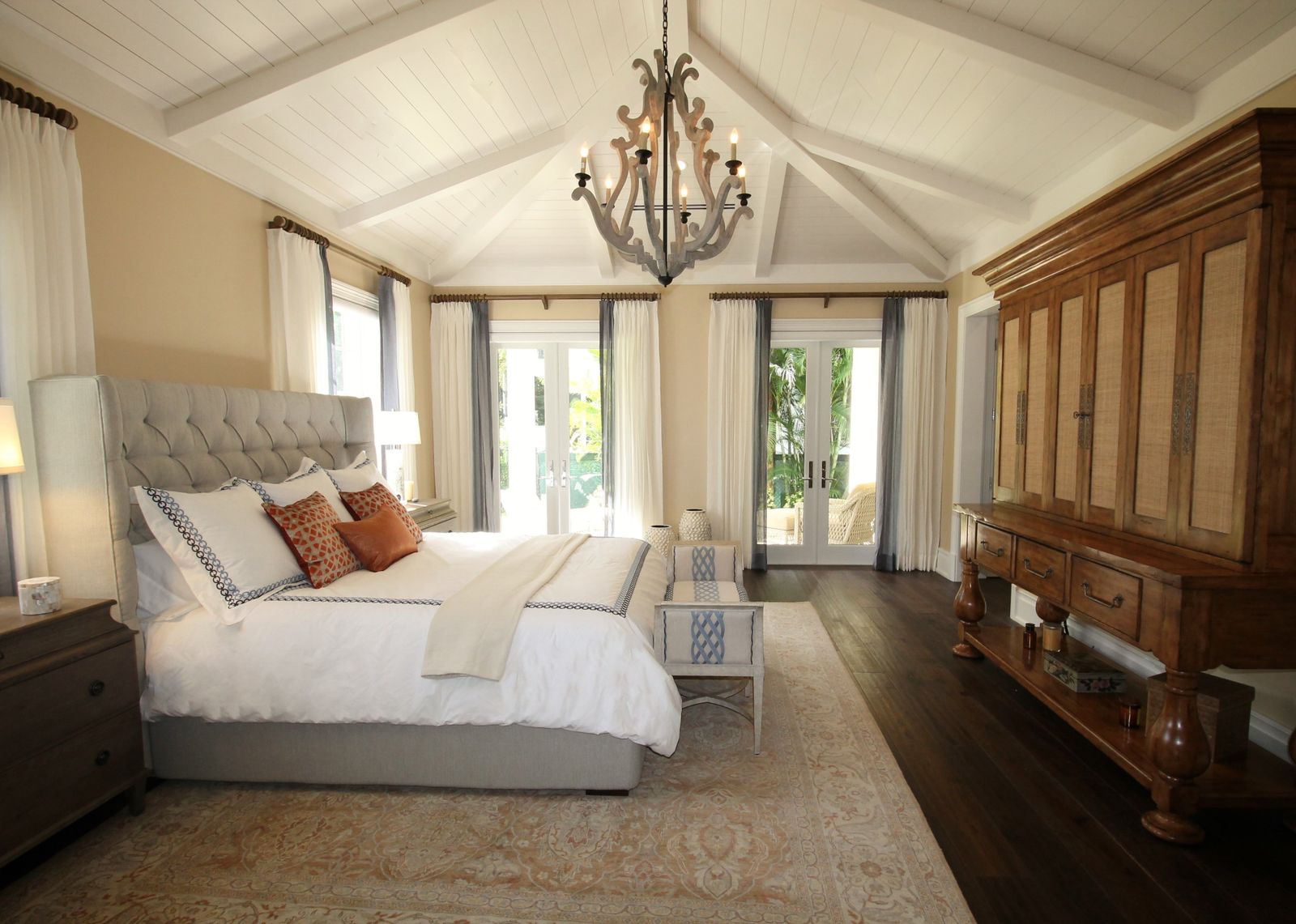 La chambre Le Parc, claire, ouverte sur les arbres