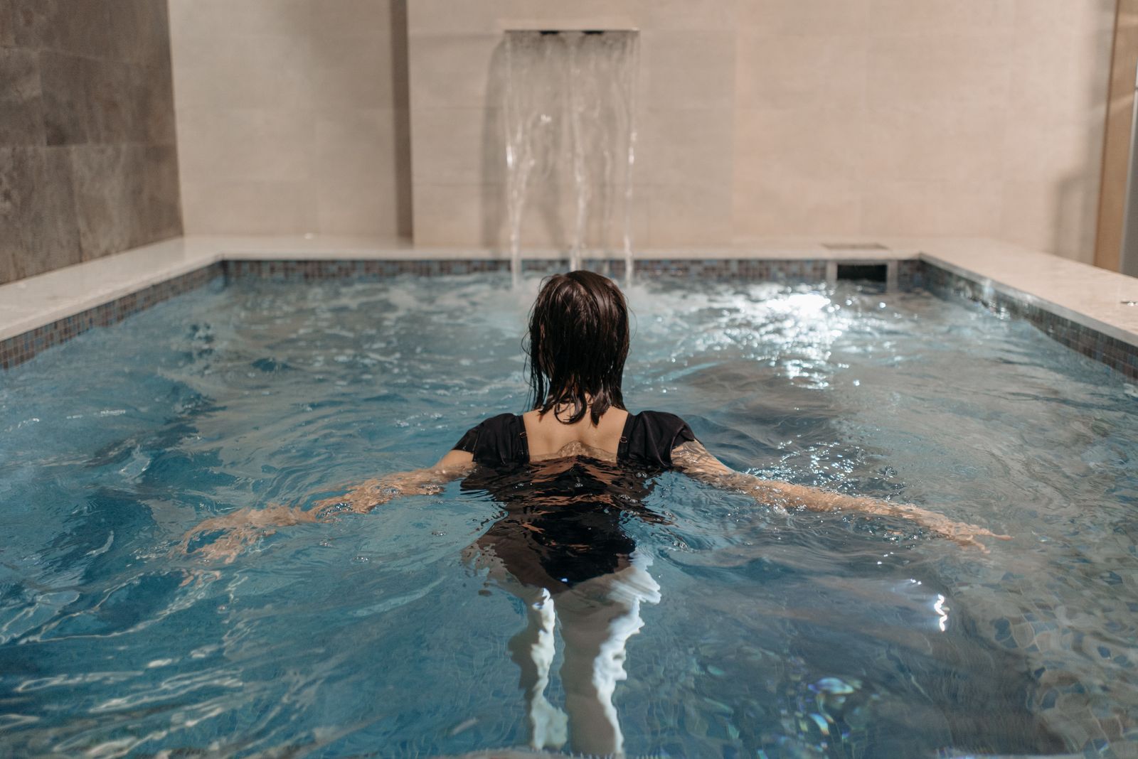 Le bassin intérieur d'eau chaude, sous la cascade