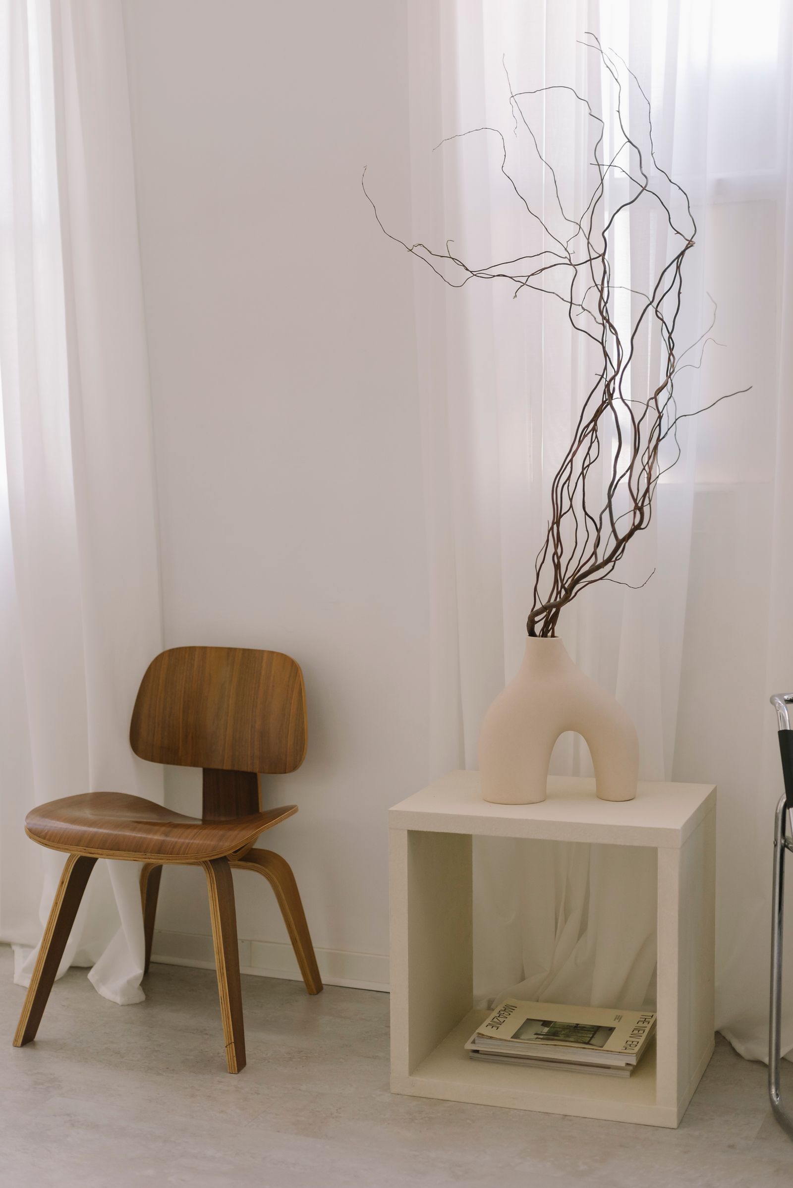Chaise en bois courbé et petite table
