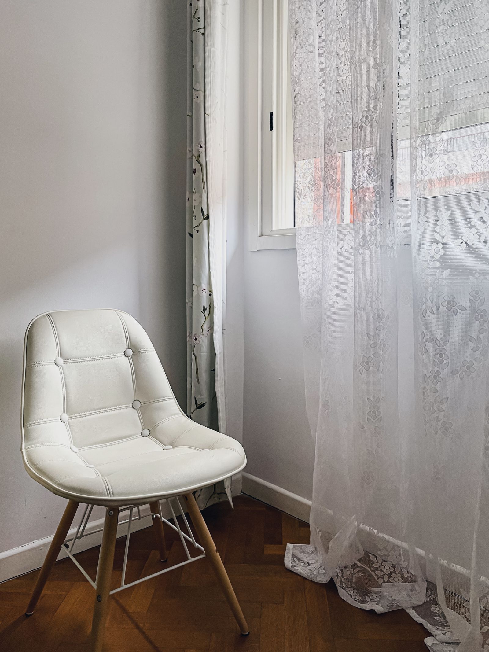 Fauteuil clair près d'une fenêtre