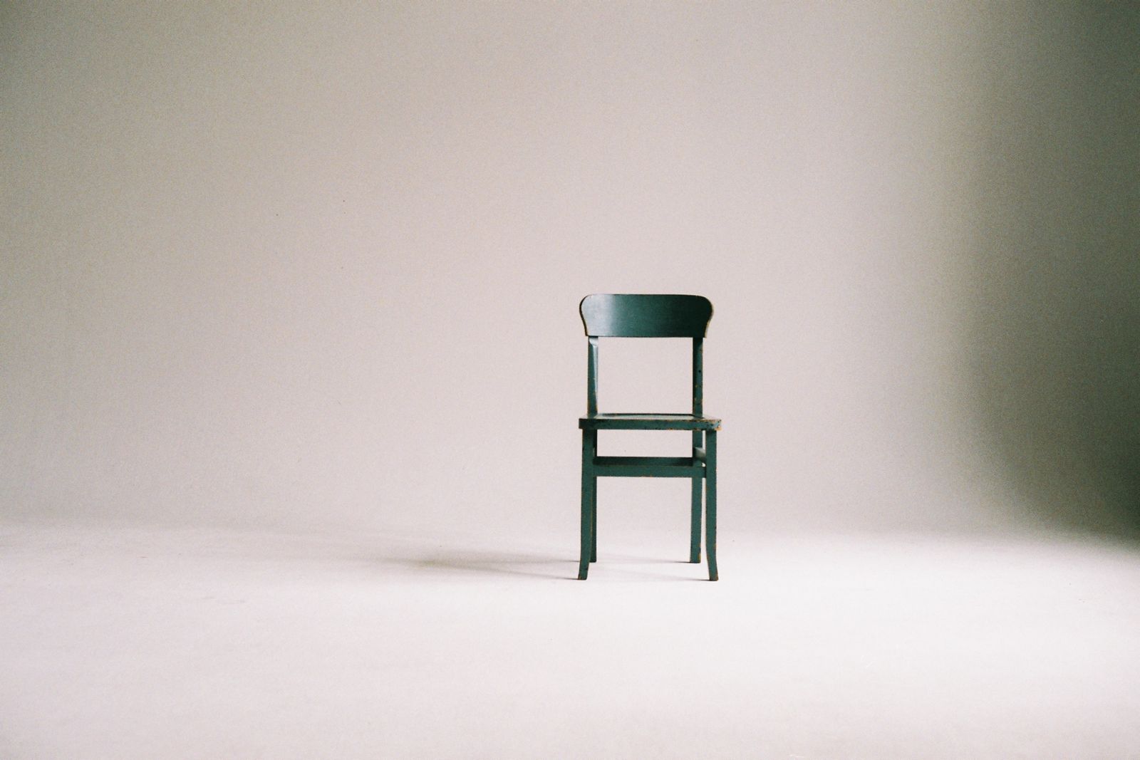 Maison Titon, la chaise en chêne teinté