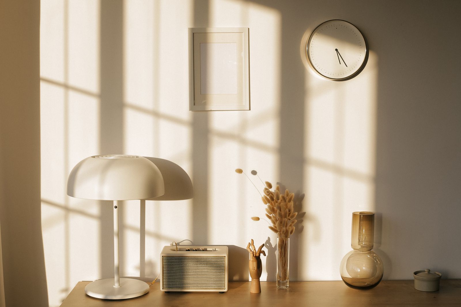 Lampe de table et objets sur une étagère