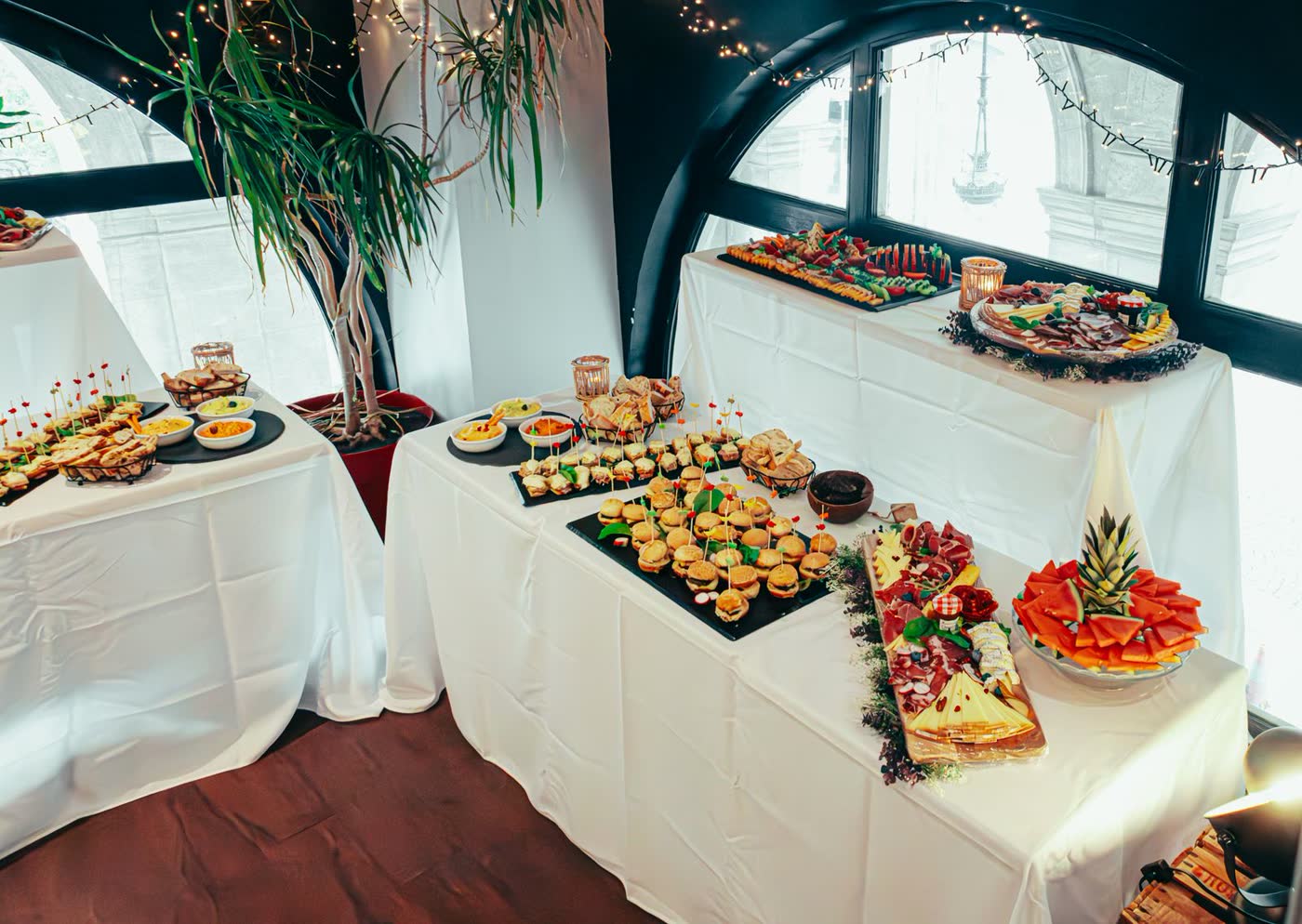 Buffet dressé en salle de réception