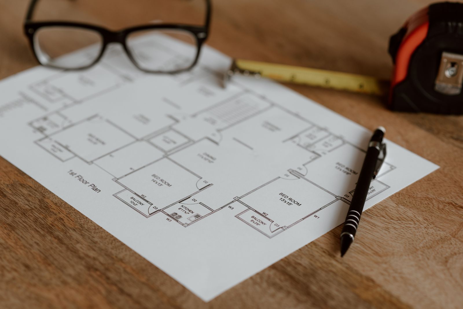 Plans et lunettes sur une table de travail