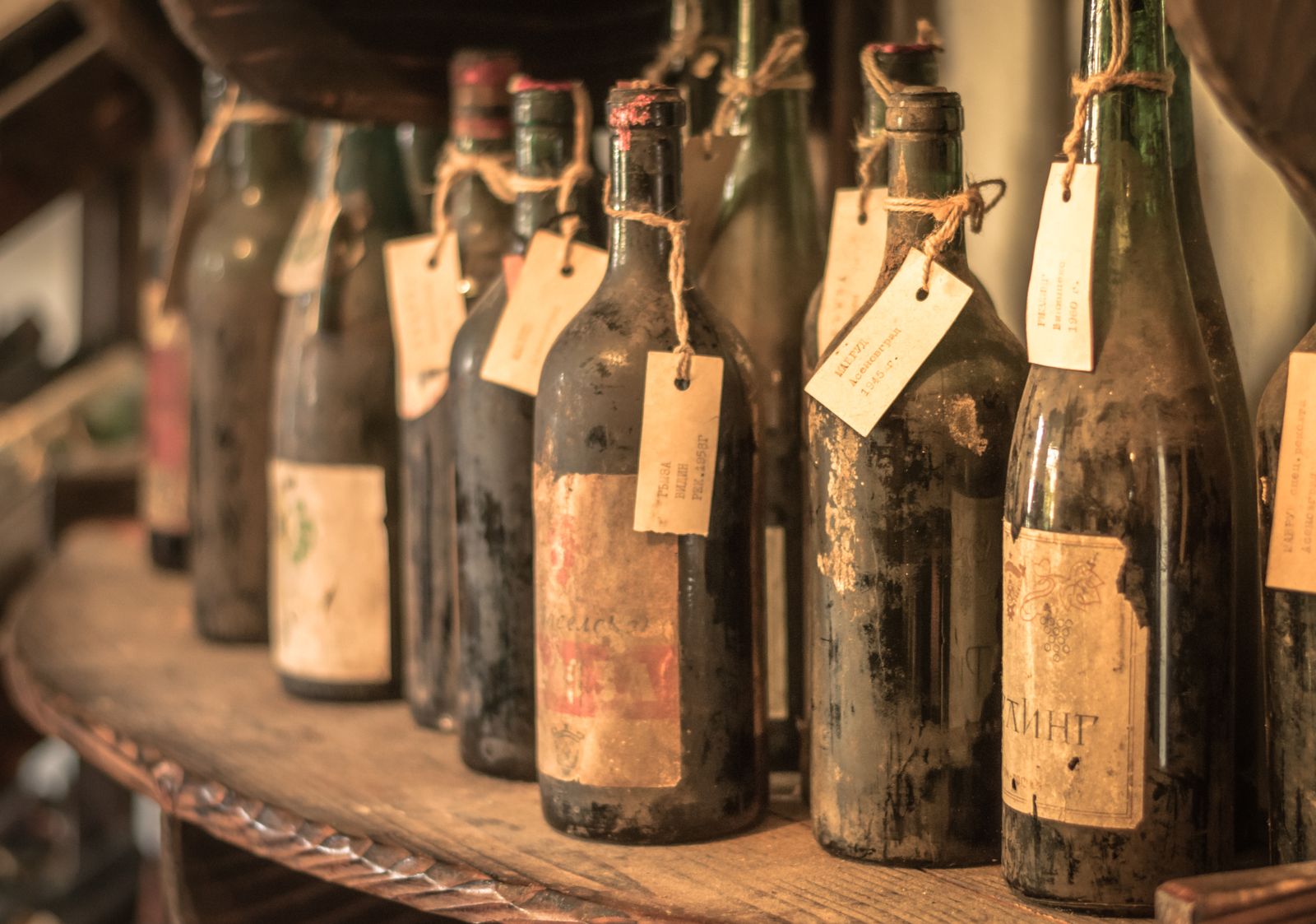Vieilles bouteilles d'armagnac étiquetées à la main